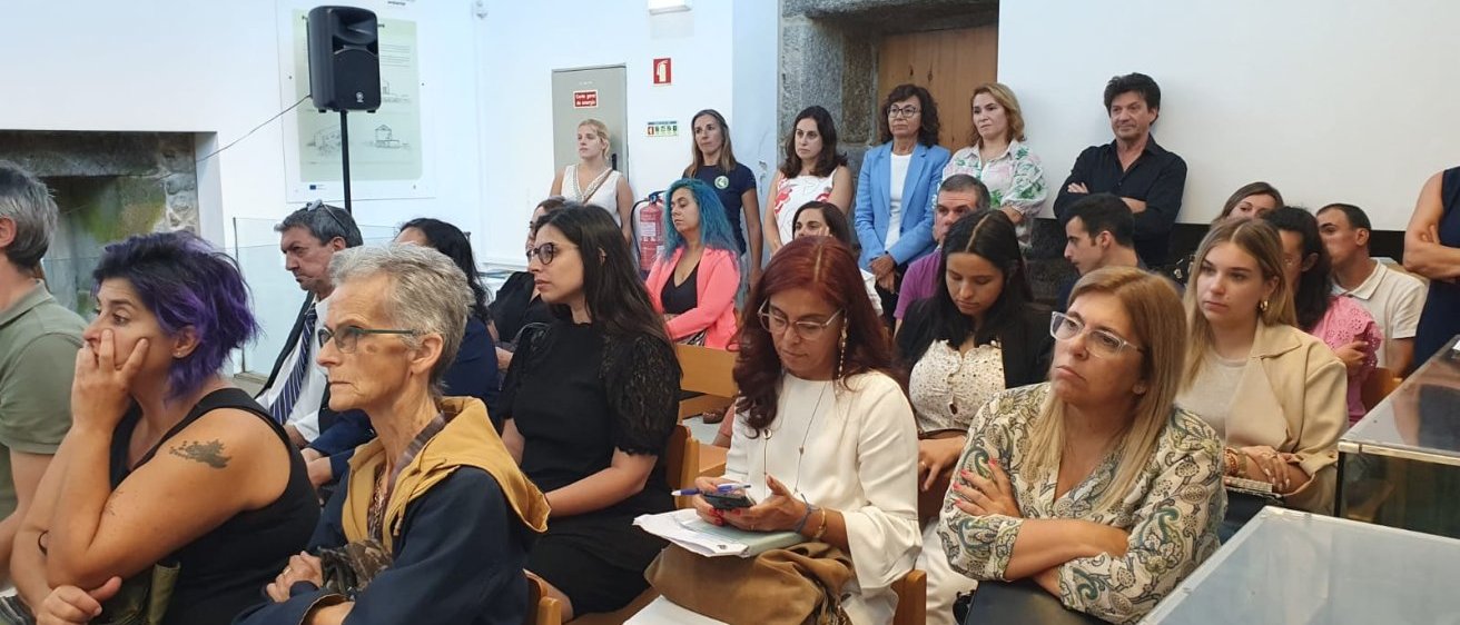 Imagem geral da sala onde decorreu o evento, com o público participante sentado