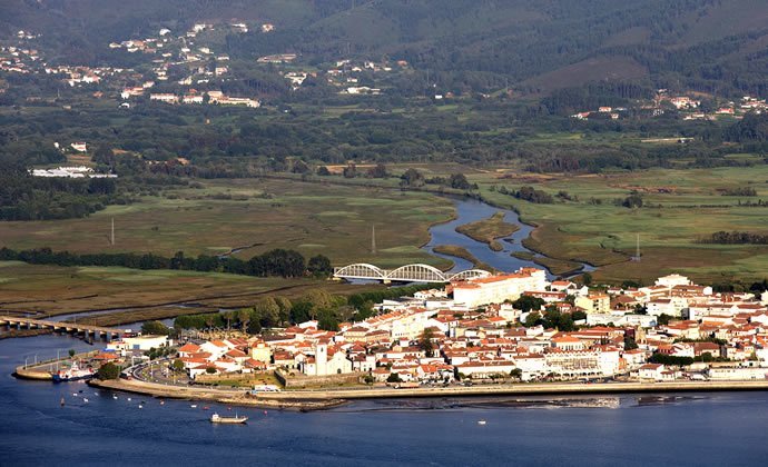 A imagem mostra uma vista panorâmica da vila de caminha junto ao rio Minho