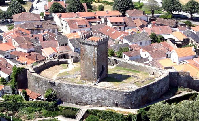 Vista aérea da vila de Melgaço com a sua Torre de menagem ao centro