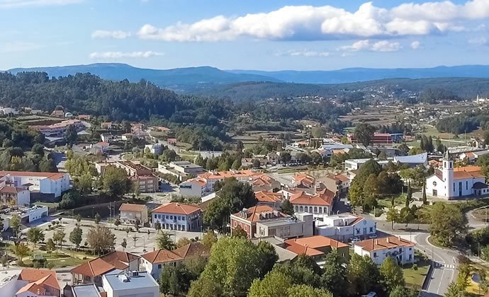 A imagem mostra uma vista aérea da vila de Paredes de Coura