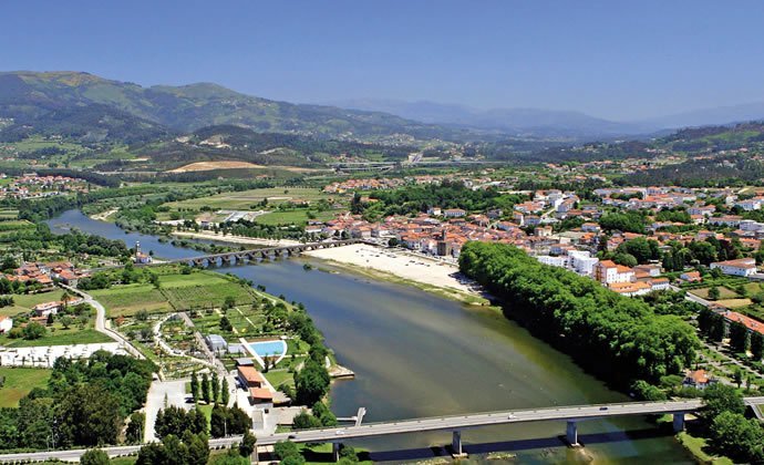 Vista aérea da vila de Ponte de Lima, sobressaindo a sua ponte romano-medieval e a ponte nova, ambas sobre o rio Lima