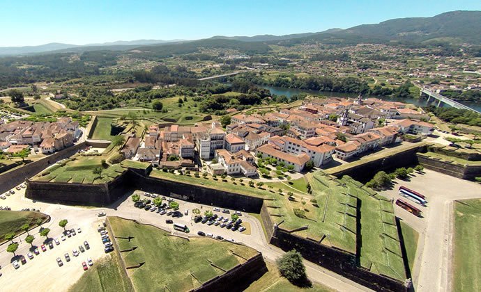 Vista aérea da cidade de Valença, sobressaindo a sua fortaleza no alto de uma colina sobranceira ao rio Minho
