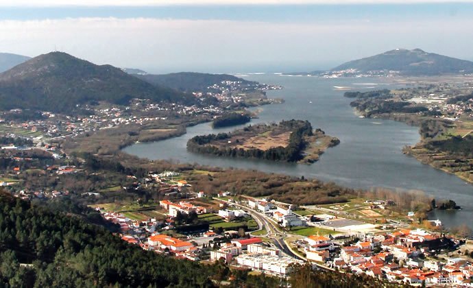 Imagem área da vila de Vila Nova de Cerveira, avistando-se o rio Minho até à foz e a ilha dos Amores com o seu formato em coração no leito do rio